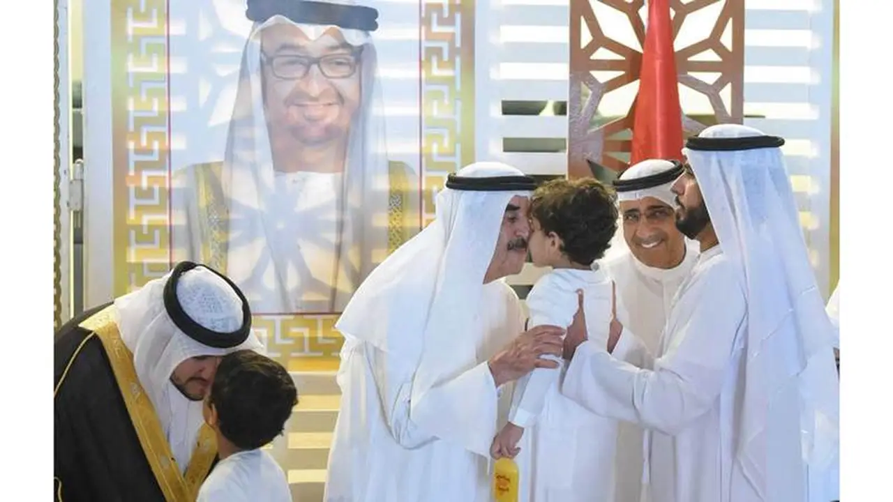 حاكم أم القيوين يشارك في حفل زفاف عائلتي المزروعي والحنطوبي بالإمارة